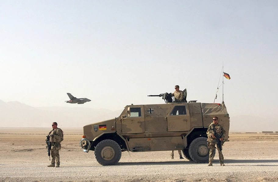 Deutsche Einheiten in der Nähe von Camp Marmal während einer Patrouille ausserhalb der Stadt Mazar-e-Sharif in Afghanistan November 2009.