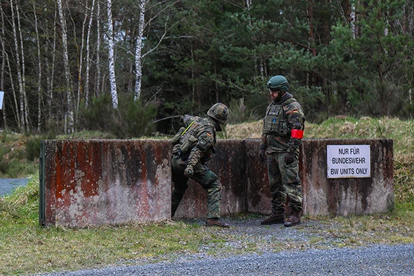 Soldaten der Bundeswehr absolvieren am 4. April 2024 im Übungsgelände Grafenwöhr in Deutschland ein Handgranaten-Training.
