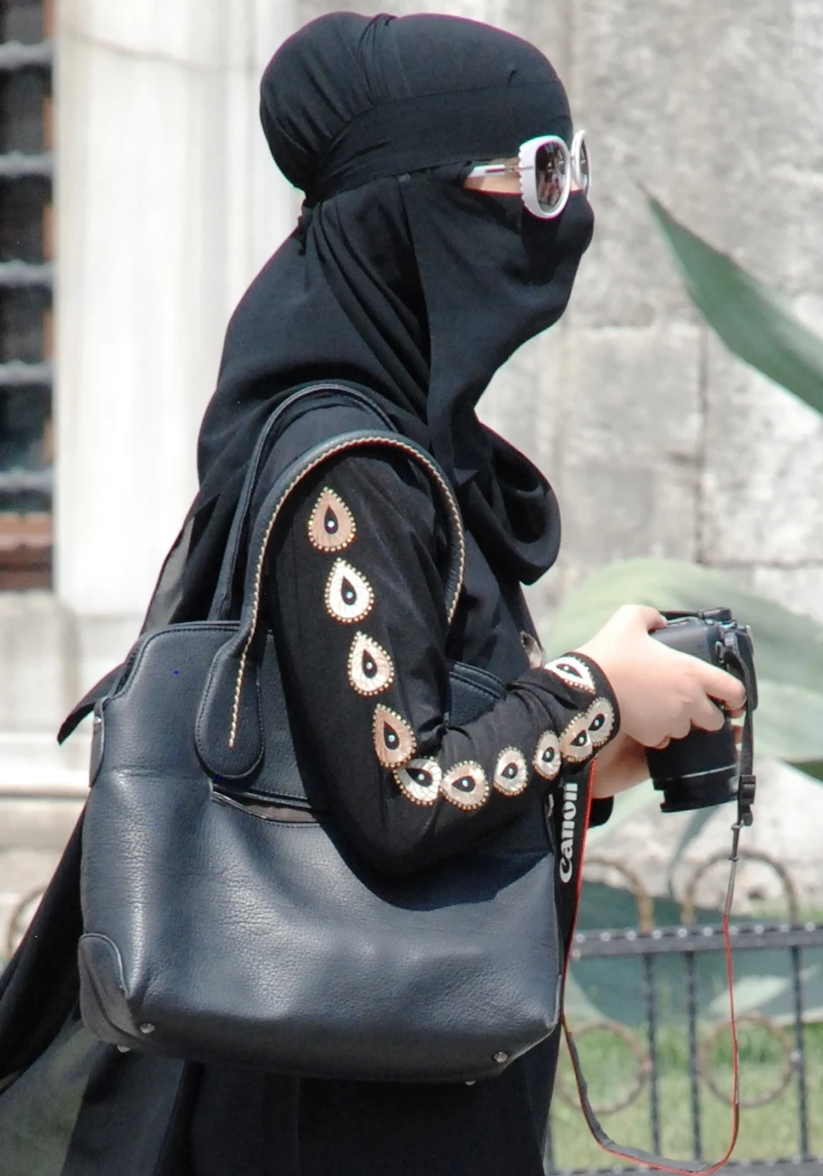 Frau mit Burka in Sultanahmet, Istanbul.