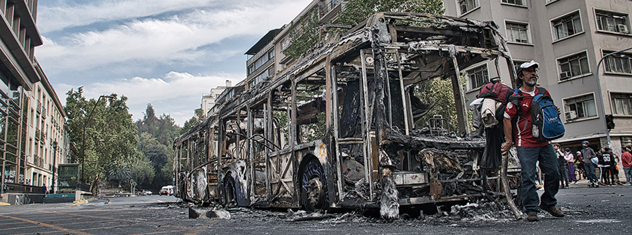 Ausgebrannter Bus nach Protesten in Santiago de Chile, Oktober 2019.