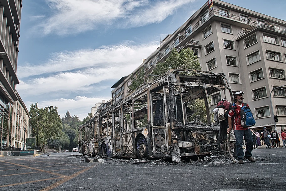 Ausgebrannter Bus nach Protesten in Santiago de Chile, Oktober 2019.