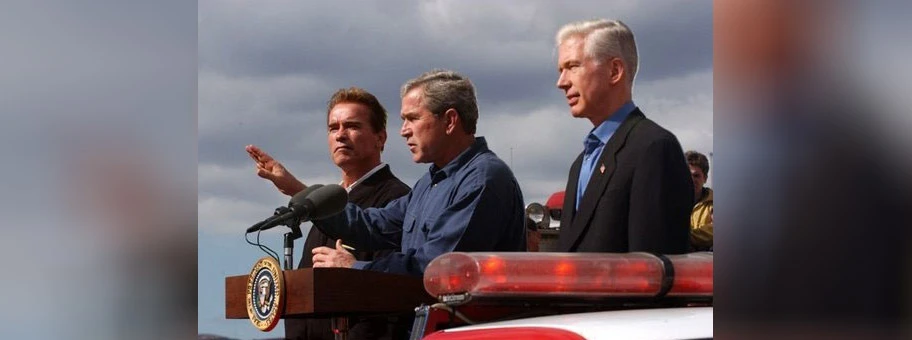 Arnold Schwarzenegger mit Gerge W. Bush am 4. November 2003 El Cajon, Kalifornien.