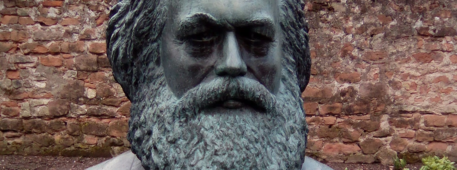 Büste von Karl Marx im Garten seines Geburtshauses in Trier.