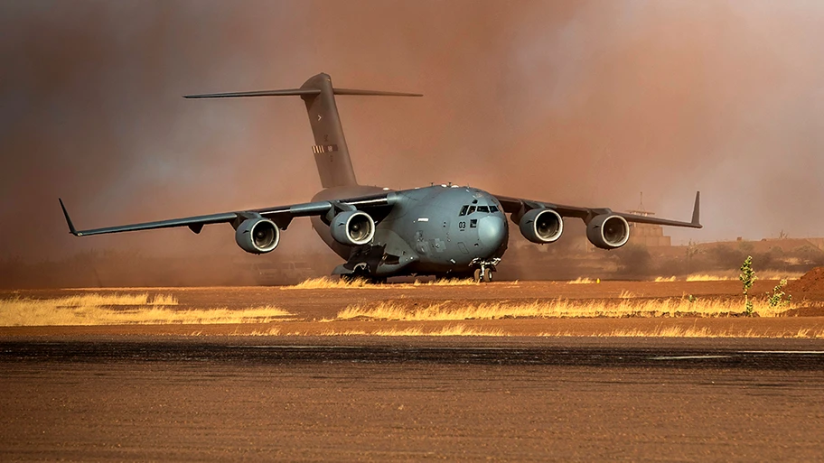 Ein C17-Transportflugzeug landet auf dem Flughafen Gao (Mali), um den letzten niederländischen Chinook-Hubschrauber abzuholen und nach Woensdrecht zurückzubringen, April 2017.