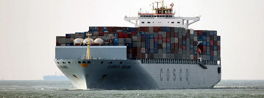 Containerschiff COSCO Beijing auf Fahrt in der Maasebene.