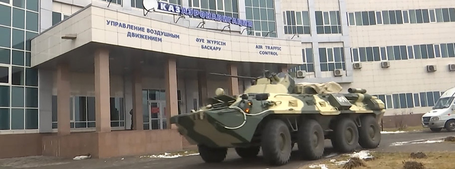Russischer Panzer vom Typ BTR-82A vor dem Flughafen in Almatay, 10. Januar 2022.
