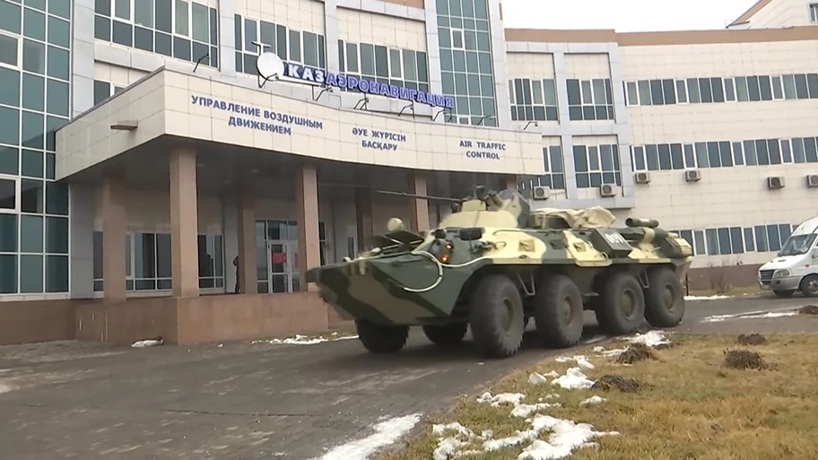 Russischer Panzer vom Typ BTR-82A vor dem Flughafen in Almatay, 10. Januar 2022.