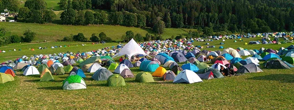 Campingwiese des Anarchismuskongresses in St. Imier am 21. Juli 2023.