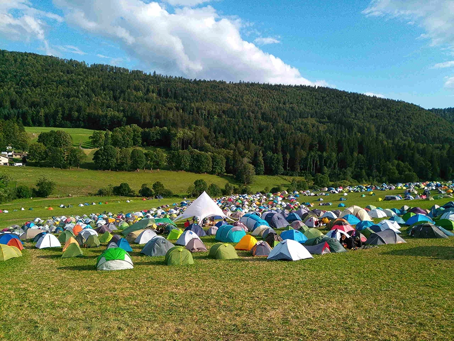 Campingwiese des Anarchismuskongresses in St. Imier am 21. Juli 2023.