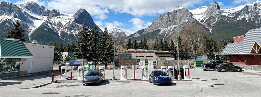 Tesla Supercharger in Alberta, Kanada, Mai 2022.