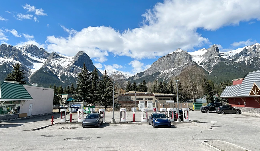 Tesla Supercharger in Alberta, Kanada, Mai 2022.