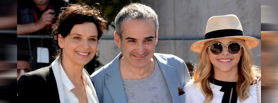 Der französische Regisseur Olivier Assayas mit Juliette Binoche (links) in Cannes, 2014.