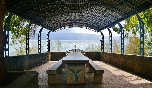 Blick auf den See Genezareth vom Gelände der griechisch-orthodoxen Kirche in Israel.