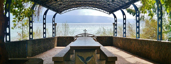 Blick auf den See Genezareth vom Gelände der griechisch-orthodoxen Kirche in Israel.