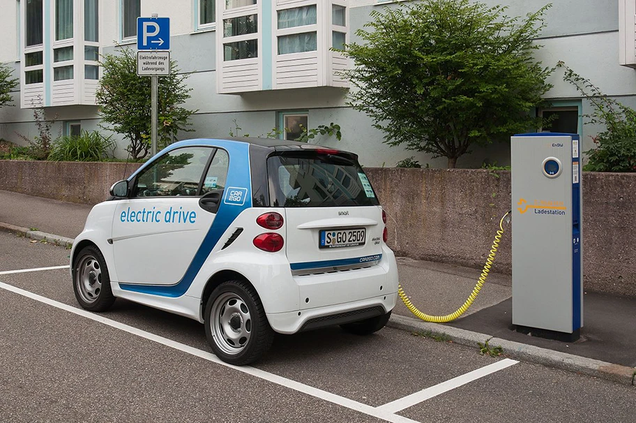 Car2Go Ladestation in Stuttgart mit einem elektro-Smart der dritten Generation.