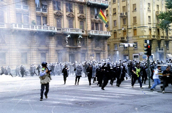 Carica della polizia a Corso Torino.