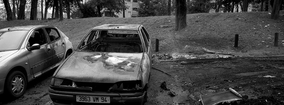 Ausgebrannte Autos nach Ausschreitungen in einer Banlieue von Paris, November 2005.