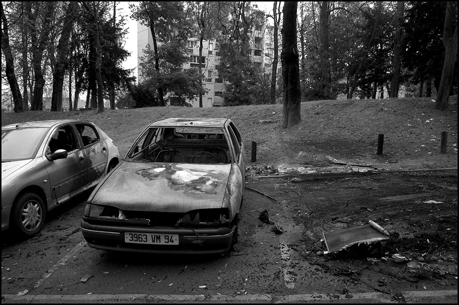 Ausgebrannte Autos nach Ausschreitungen in einer Banlieue von Paris, November 2005.