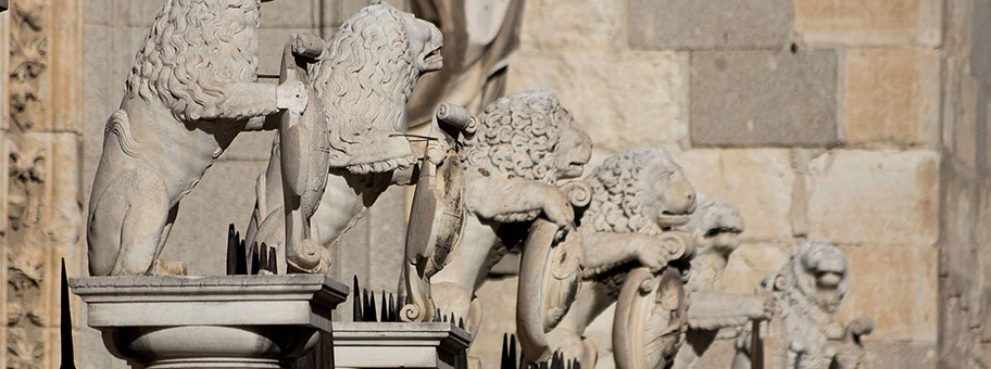 Steinskulpturen vor der Kathedrale von Santa María, Toledo, Spanien.