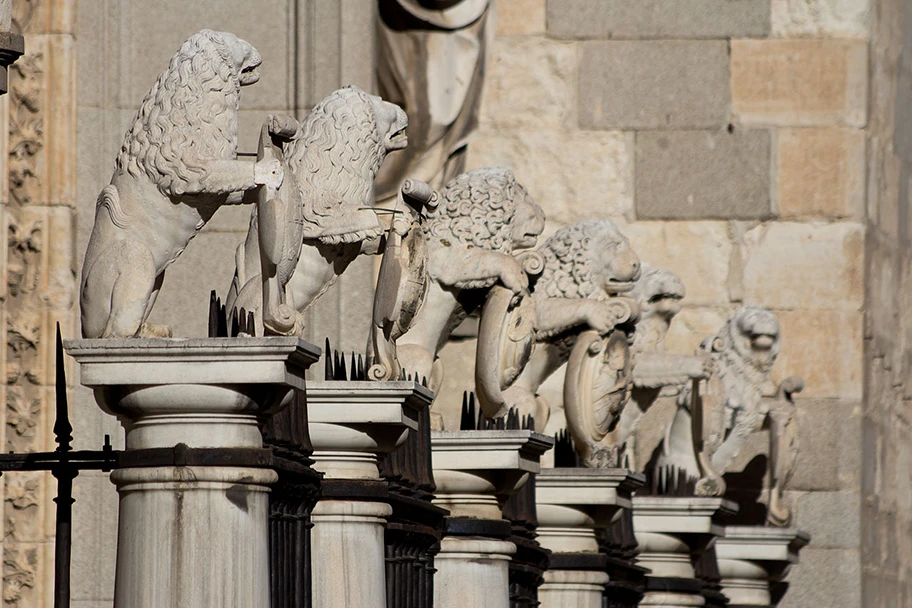 Steinskulpturen vor der Kathedrale von Santa María, Toledo, Spanien.