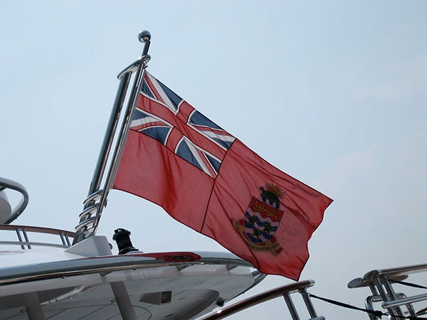 Ein besonderer Fall unter den Steueroasen ist Grossbritannien. Über seine Quasi-Kolonien, u.a. den Cayman Inseln, baute sich das Königreich ein „Spinnennetz“ von Steueroasen auf.  Hier im Bild die Flagge der Cayman Islands auf einer Yacht.