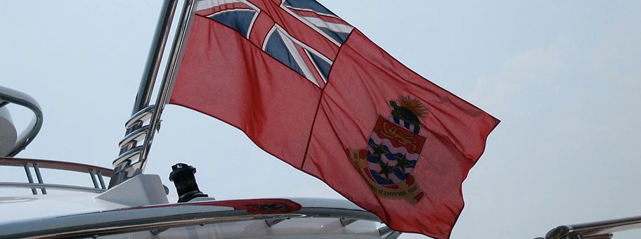 Ein besonderer Fall unter den Steueroasen ist Grossbritannien. Über seine Quasi-Kolonien, u.a. den Cayman Inseln, baute sich das Königreich ein „Spinnennetz“ von Steueroasen auf.  Hier im Bild die Flagge der Cayman Islands auf einer Yacht.