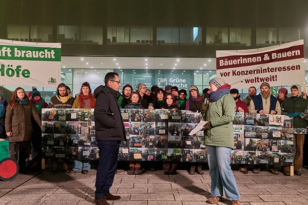 Cem Özdemir und Xenia Brand von der Arbeitsgemeinschaft bäuerliche Landwirtschaft bei einem Protest von "Wir haben es satt" vor dem Global Forum for Food and Agriculture, 18. Januar 2025.