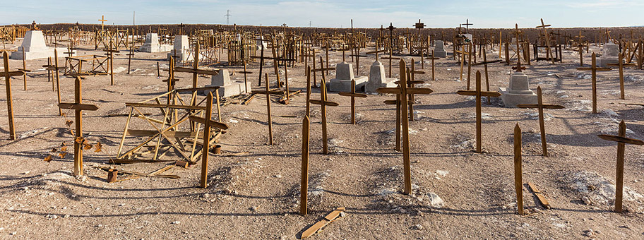 Holzkreuze auf einem Friedhof der ehemaligen Salzmine Rica Aventura im Norden von Chile.