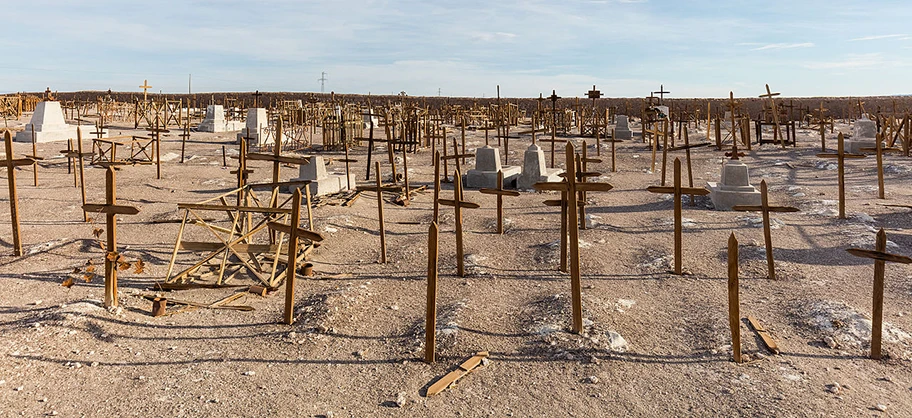 Holzkreuze auf einem Friedhof der ehemaligen Salzmine Rica Aventura im Norden von Chile.