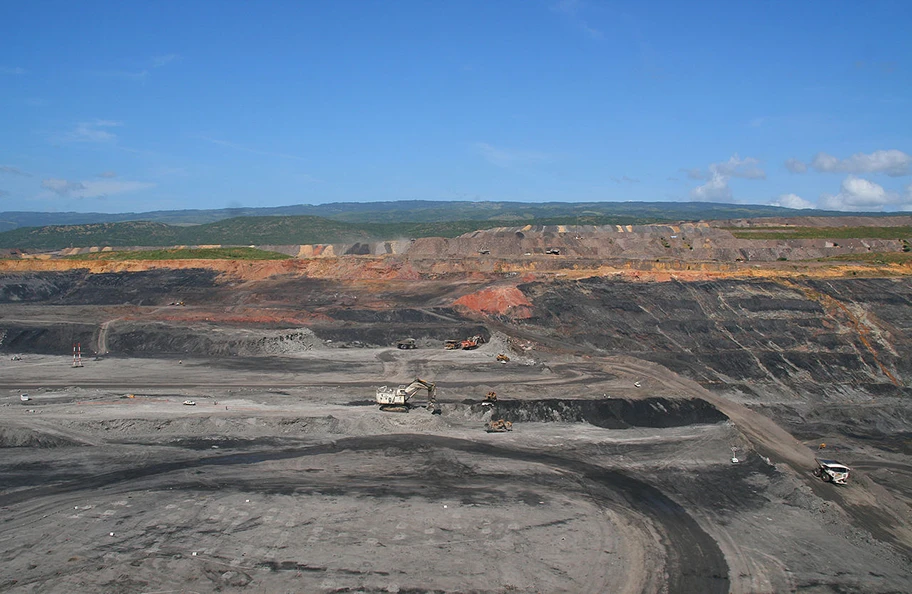 Die kolumbianische Mine El Cerrejón, aus der RWE Steinkohle bezieht. Die Mine benötigt durchschnittlich 50 Millionen Liter Wasser am Tag, die Anwohner*innen müssen ihre Grundbedürfnisse mit nur sieben Litern pro Tag decken.