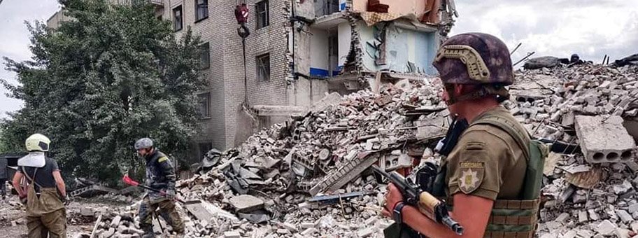 Zerstörter Wohnblock in Donetsk, Juli 2022.