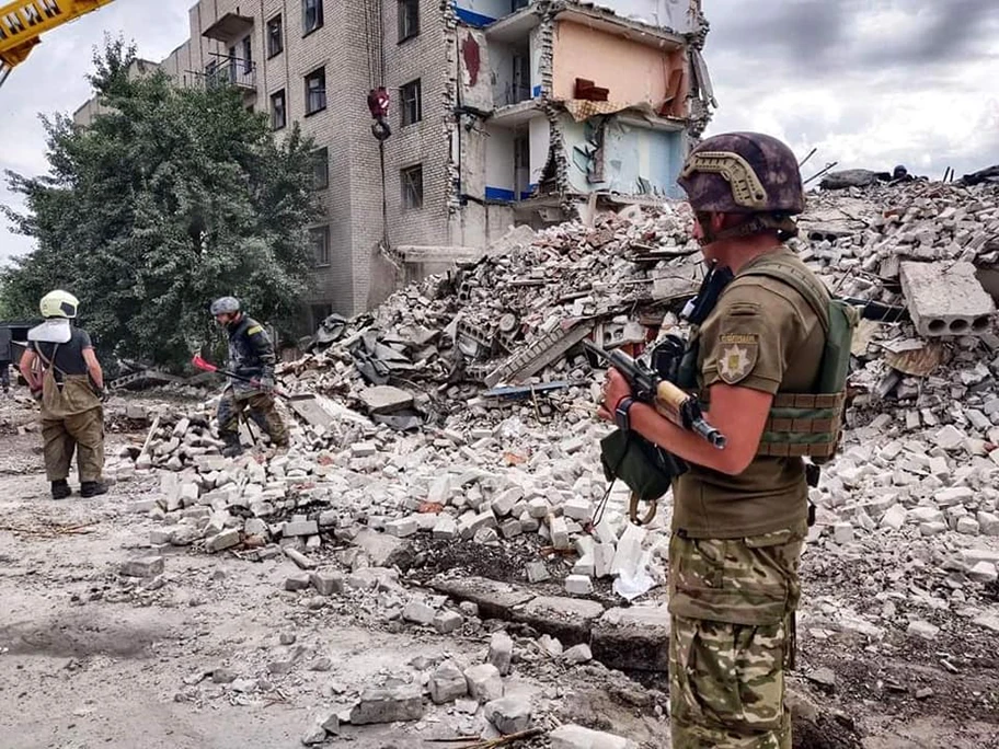 Zerstörter Wohnblock in Donetsk, Juli 2022.