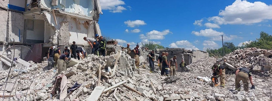 Zerstörtes Wohngebäude bei Donetsk, Juli 2022.
