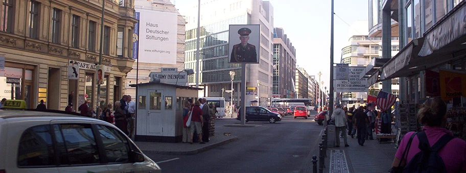 Der ehemalige Grenzübergang Checkpoint Charlie in Berlin.