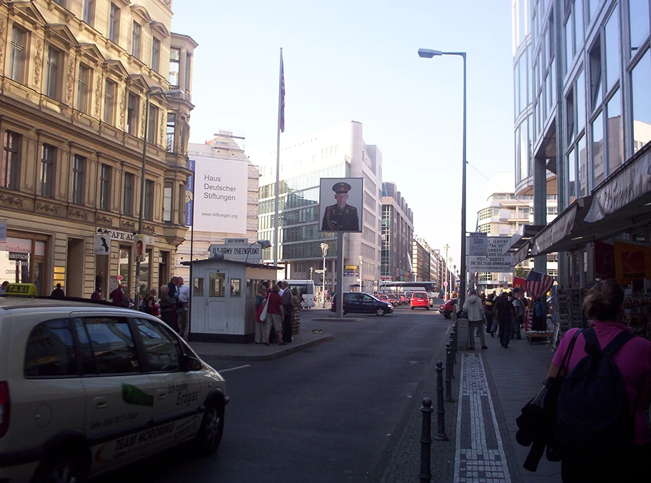 Der ehemalige Grenzübergang Checkpoint Charlie in Berlin.