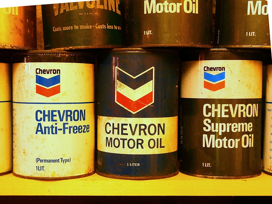 Chevron-Motorenöl in einem Museum in Holland.