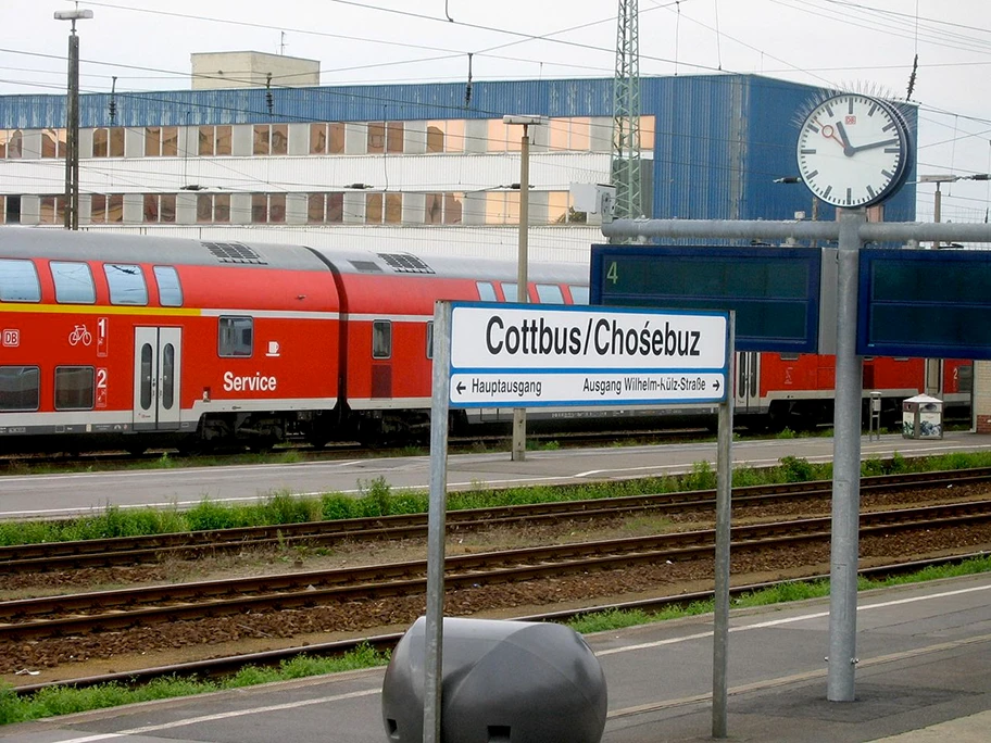 Bahnhof in Cottbus mit zweisprachigem Stationsschild (Deutsch