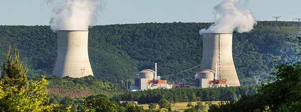 Die beiden Kühltürme des Kernkraftwerk Chooz in Frankreich. Blick von Foisches aus.