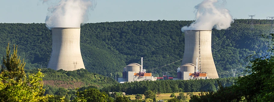 Die beiden Kühltürme des Kernkraftwerk Chooz in Frankreich. Blick von Foisches aus.