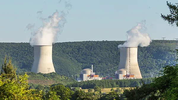 Die beiden Kühltürme des Kernkraftwerk Chooz in Frankreich. Blick von Foisches aus.
