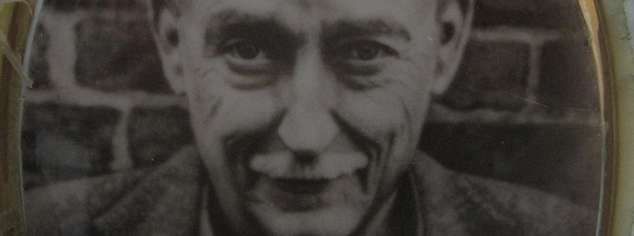 Portrait des Schriftstellers Christian Geissler (* 25.12.1928, † 26.08.2008) auf seinem Grabkreuz.