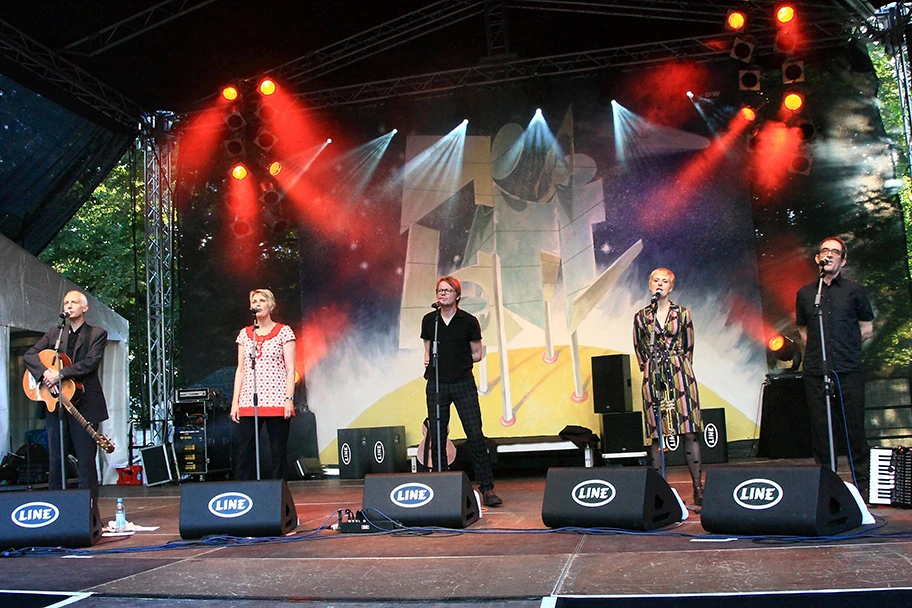 Chumbawamba singen a capella auf dem Tanz und Folk Fest Rudolstadt 2012.