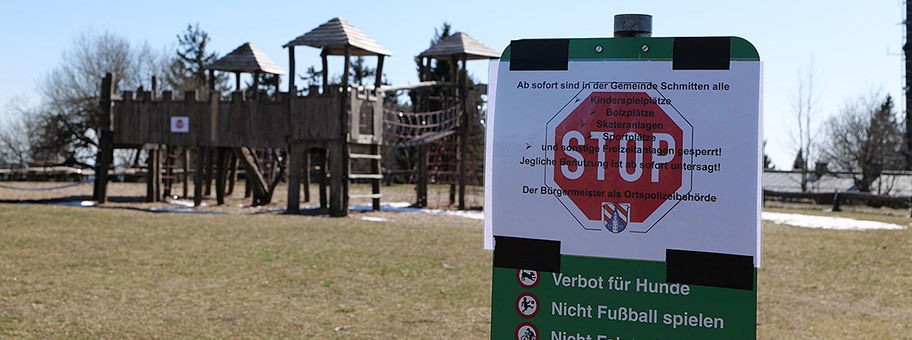 Massnahme gegen die COVID-19 Pandemie - gesperrter Spielplatz.