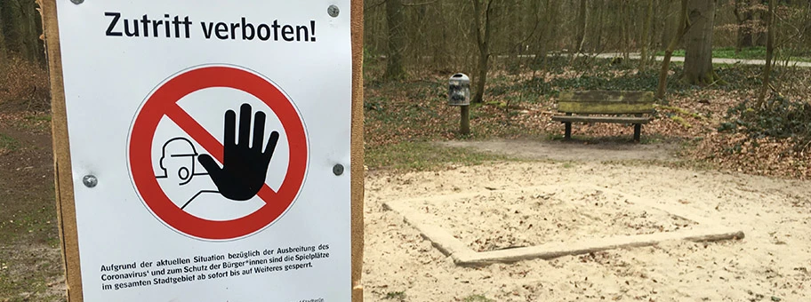 Geschlossener Spielplatz in Eilenriede (Hannover, Deutschland) während der COVID-19-Pandemie.