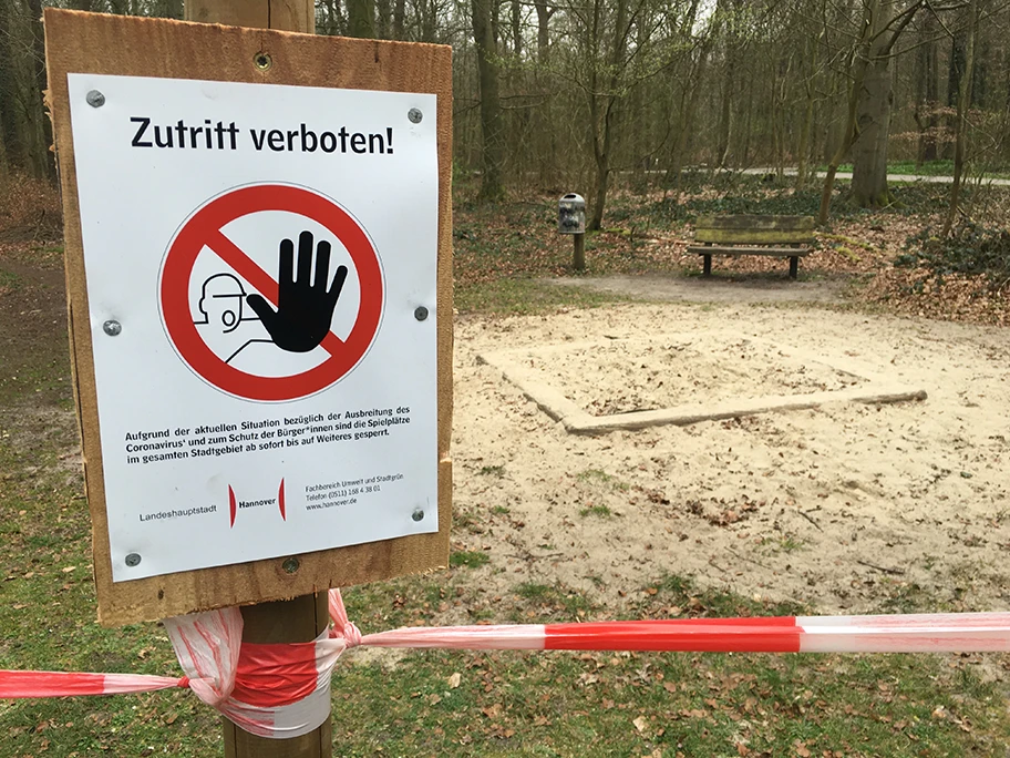 Geschlossener Spielplatz in Eilenriede (Hannover, Deutschland) während der COVID-19-Pandemie.