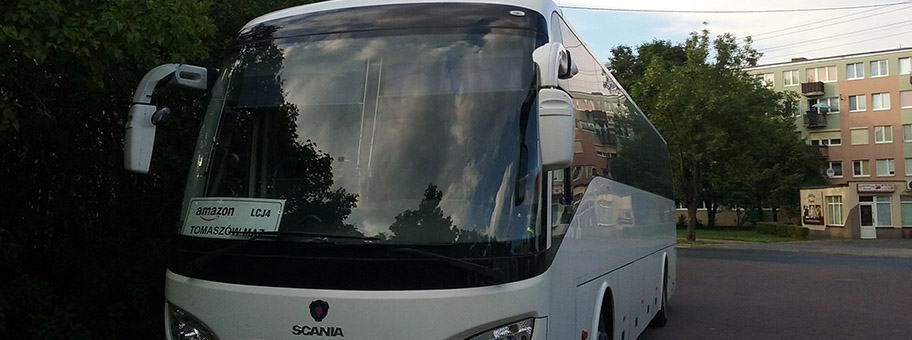Amazon Bus zur Beförderung von Mitarbeiter:innen in Łódz, Juli 2022.