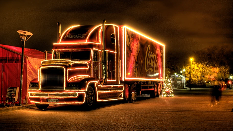 Coca-Cola-Werbetruck unterwegs in Middelfart, Dänemark.