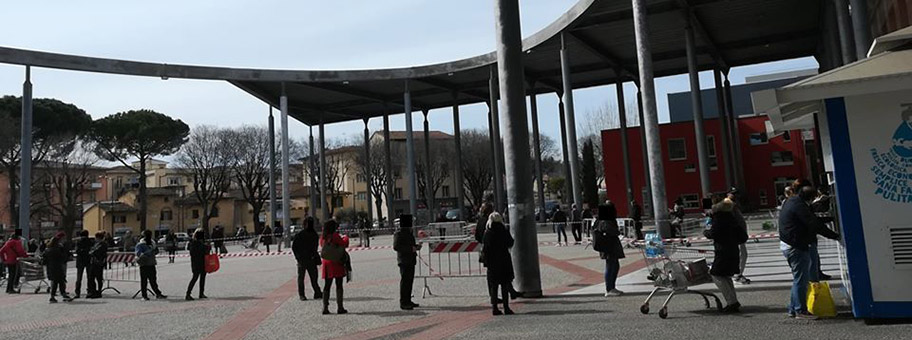 Warteschlange vor einem Supermakt in Italien während der Coronakrise, März 2020.