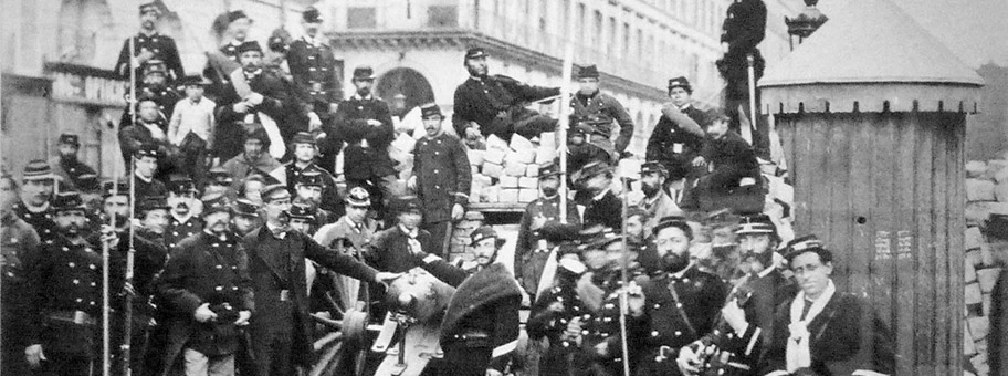 Kommunarden auf den Barrikaden auf dem Place Vendôme an der Einmündung der Rue de Castiglione, Paris 1871.