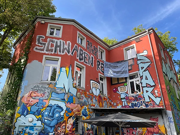 Conne Island, Leipzig. Graffiti "SCHWABEN REIN", letzte zwei Buchstaben verdeckt.